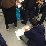 学霸地铁写作业 做的不是试题是寂寞