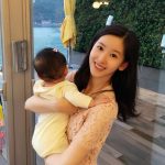 奶茶妹妹抱女出镜 小宝贝头戴粉色小发卡